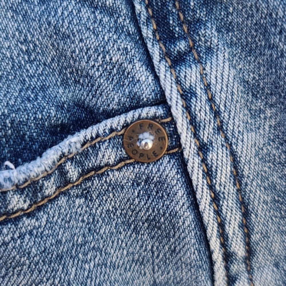 WE THE FREE PEOPLE Front Zipper Jean Skirt 28 M Denim Mini Frayed Hem 30" Waist - Picture 9 of 16